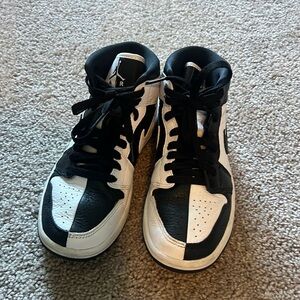 Air jordan 1 mid SE women’s size 6. Practically new! Only worn a few times!